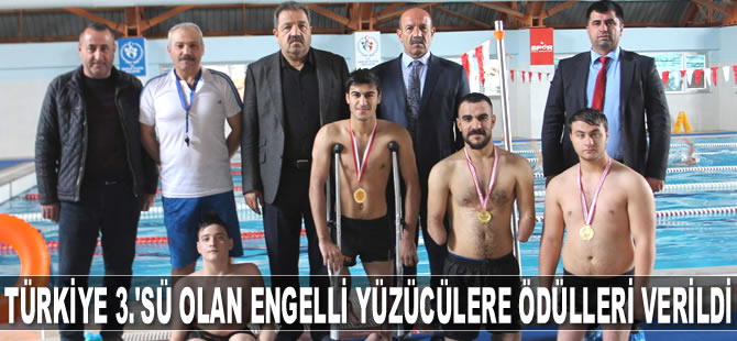 Türkiye 3.’sü olan engelli yüzücülere ödülleri verildi