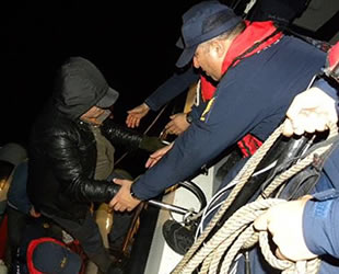 Kadıköy'de karaya oturan teknedeki 17 kişiyi Sahil Güvenlik kurtardı