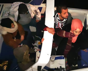 Tekneleri sürüklenen göçmenleri, Sahil Güvenlik kurtardı