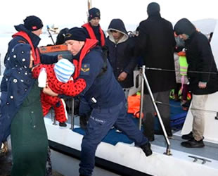 Dikili’de lastik botta 48 kaçak göçmen yakalandı