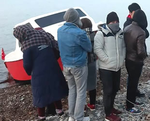 Edremit’te fiber tekneyle kaçmaya çalışan 17 kaçak göçmen yakalandı