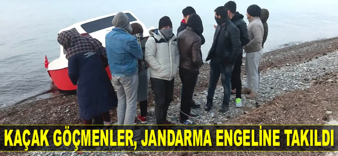 Edremit’te fiber tekneyle kaçmaya çalışan 17 kaçak göçmen yakalandı