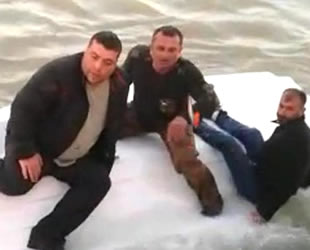 Antalyalı balıkçılar, alabora olan teknenin üzerinde yardım beklediler