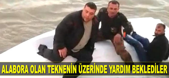 Antalyalı balıkçılar, alabora olan teknenin üzerinde yardım beklediler