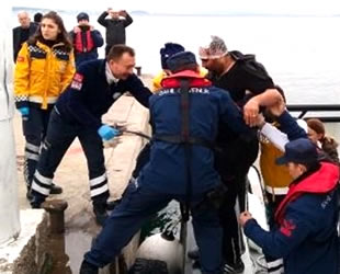 ‘Britta’ isimli geminin yaralı mürettebatına Sahil Güvenlik yardım etti