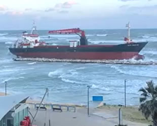 ‘Efe Murat’ isimli Türk gemisi, İtalya'da karaya oturdu