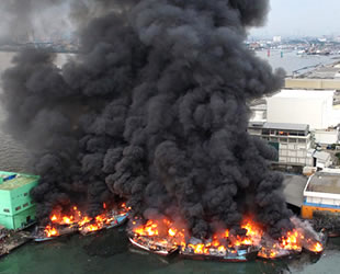 Jakarta Muara Baru Limanı’nda yangın çıktı: 20 balıkçı teknesi yandı
