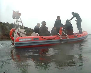 Maden Adası'nda mahsur kalan 26 göçmeni itfaiye kurtardı