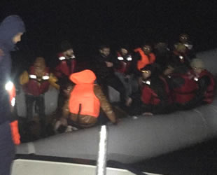 Gökçeada’da sürüklenen bottaki göçmenleri Sahil Güvenlik kurtardı