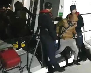 Çeşme'de lastik botta 19 kaçak göçmen yakalandı