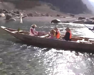 Japonya'da ahşap tekneler nehirle buluştu