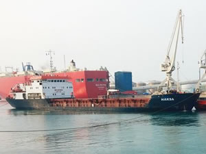 Safiport'ta akaryakıt ikmali esnasında, denize yakıt sızarak kirlilik oluştu