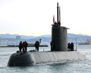 Türk denizaltısı TCG GÜR, Arnavutluk'a demir attı