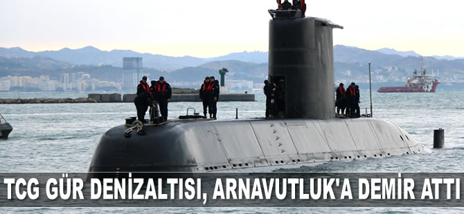 Türk denizaltısı TCG GÜR, Arnavutluk'a demir attı