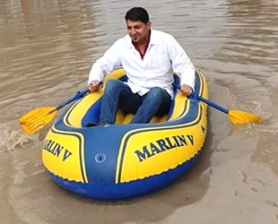 Hatay’da göle dönen yolda botla gezdiler