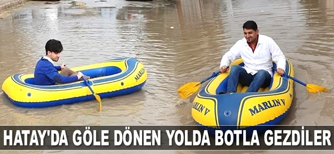 Hatay’da göle dönen yolda botla gezdiler