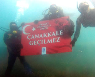 Dalgıçlar, deniz dibinde ‘Çanakkale Geçilmez’ pankartı açtı
