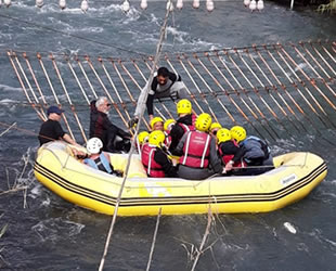Antalya’da rafting yaparken akıntıya kapılan 16 kişi kurtarıldı