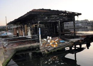 Haliç'teki tarihi Balat iskelesi kül oldu