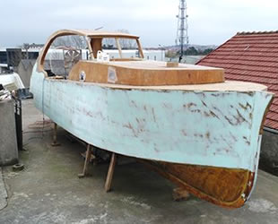 Volkan Balcı, iş yerinin çatısında tekne inşa ediyor