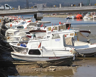 Çanakkale'de suların çekilmesiyle tekneler karaya oturdu