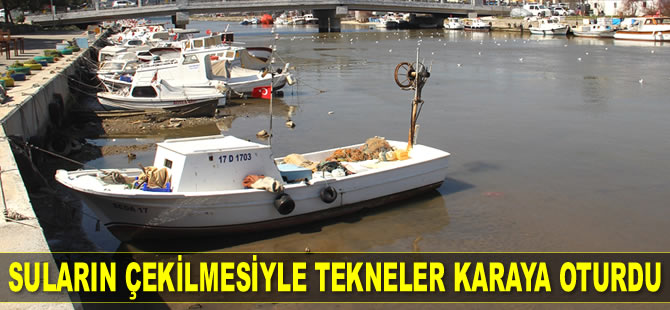 Çanakkale'de suların çekilmesiyle tekneler karaya oturdu
