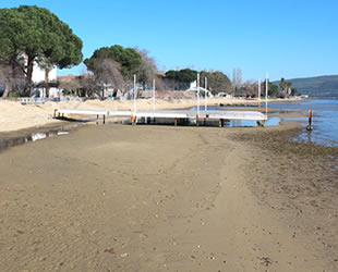 Erdek'te deniz çekilince antik iskele ortaya çıktı
