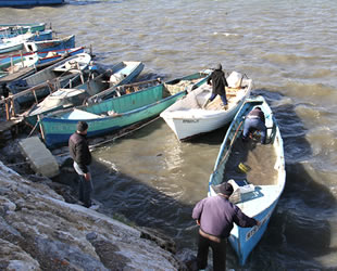 Balıkçılar, batma tehlikesi olan tekneleri için seferber oldu