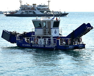 İBB’nin deniz yüzeyi temizleme ekiplerine yunuslar eşlik etti