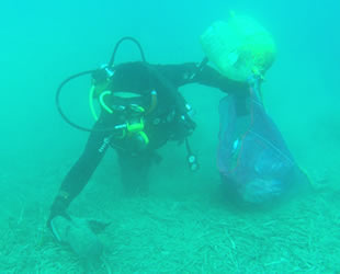 Bodrum'da dalgıçlar deniz dibini temizledi