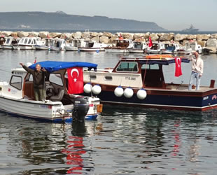 Eceabatlı balıkçılar iddiaya girdi, kooperatif tekne yarışı düzenledi