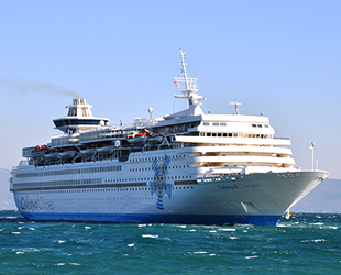 ‘Celestyal Olympia’ isimli gemi, Kuşadası Limanı'na güçlükle yanaştı