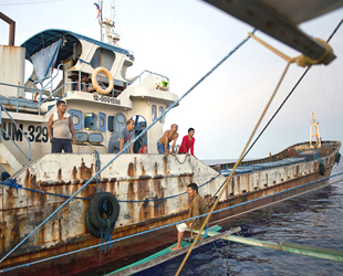 Filipinler, Çin teknelerinin varlığını protesto etti