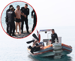 Antalya’da kıyafetiyle denize giren adam polisi alarma geçirdi