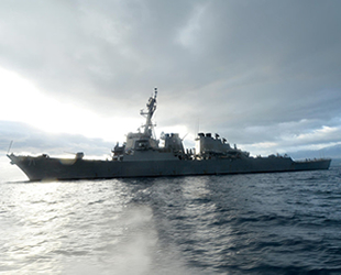 ABD savaş gemisi, Rus gemilerinin kontrolü altında tutuluyor