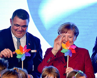 Baltık Denizi'nin en büyük rüzgar enerji santrali açıldı