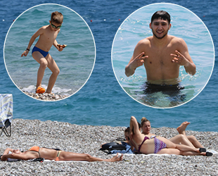 Antalya’da turistler, denizin keyfini çıkardı