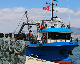 5 ton uyuşturucu ele geçirilen balıkçı teknesi, İzmir Limanı’na yanaştı