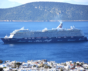 ‘Mein Schiff 4’ isimli yolcu gemisi, Bodrum'a sezonun ilk seferini gerçekleştirdi