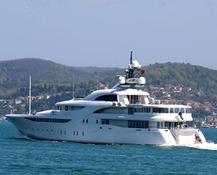 'Graceful' isimli süper lüks yat, İstanbul Boğazı’ndan geçti