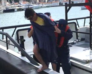 Çeşme'de yüzerek Sakız Adası'na gitmeye çalışan göçmen kurtarıldı
