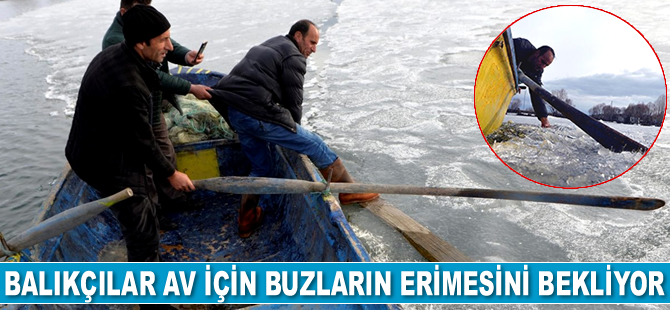 Çıldır'daki balıkçılar av için buzların erimesini bekliyor