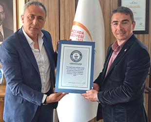 Cem Karabay, 'Dünya Rekoru’na ait sertifikaları hediye etti