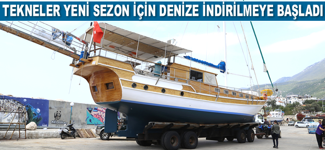Kaş'ta tekneler sezon için deniz inmeye başladı