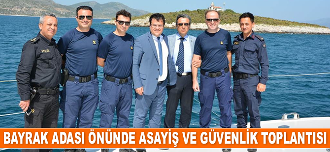 Kuşadası’nda asayiş ve güvenlik toplantısı Sahil Güvenlik botunda yapıldı