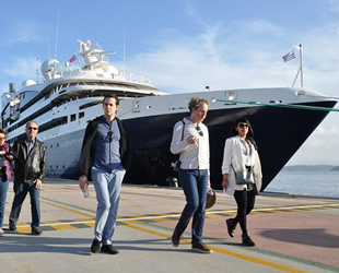 Le Bougainville isimli yolcu gemisi, Kuşadası’na ilk seferini gerçekleştirdi