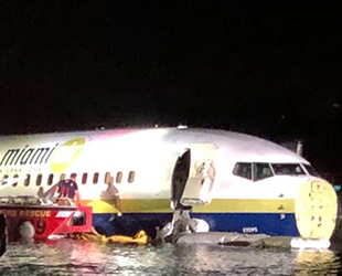 Florida'da pistten kayan uçak nehirde durdu