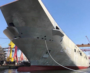 Çok maksatlı amfibi hücum gemisi TCG Anadolu, suyla buluştu