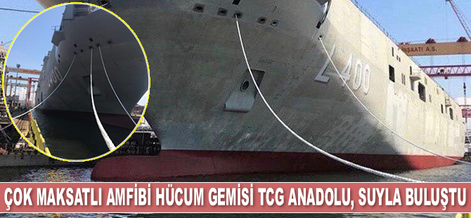 Çok maksatlı amfibi hücum gemisi TCG Anadolu, suyla buluştu