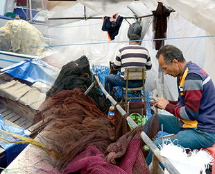 Balıkçılar, yıpranan ağların onarımına başladı